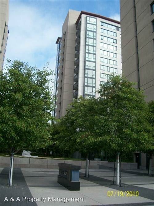 Building Photo - 250 King St