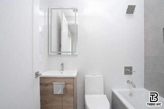 Foto del edificio - 3 bedroom in Brooklyn NY 11206