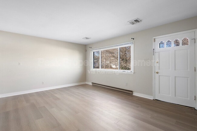 Building Photo - 11 N Fern Ave