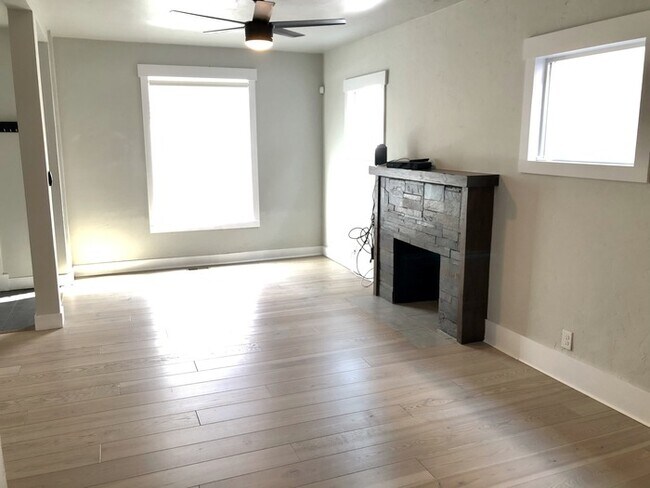Building Photo - Gorgeous Victorian Home in Denver