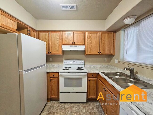 Building Photo - Freshly Renovated Duplex: 2 Bedrooms, 1.5 Bathrooms, w/ Fenced Backyard