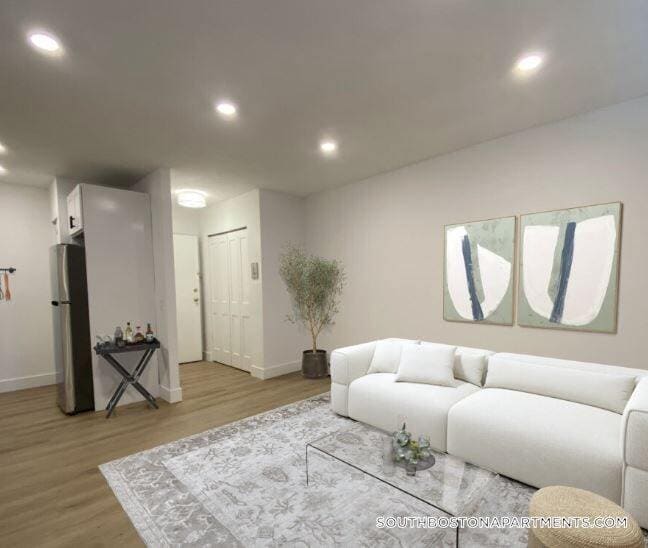 Building Photo - 740 E 7th St