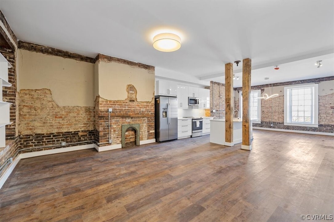 Primary Photo - 12 W Bank St
