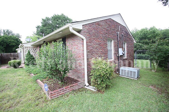 Foto del edificio - 1446 Russwood Rd