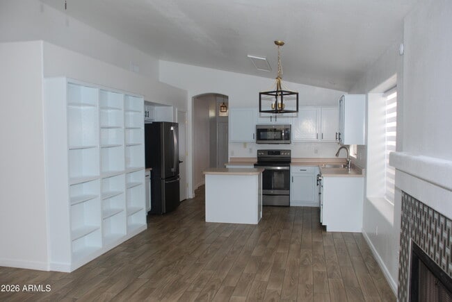 Building Photo - 249 W Grovers Ave