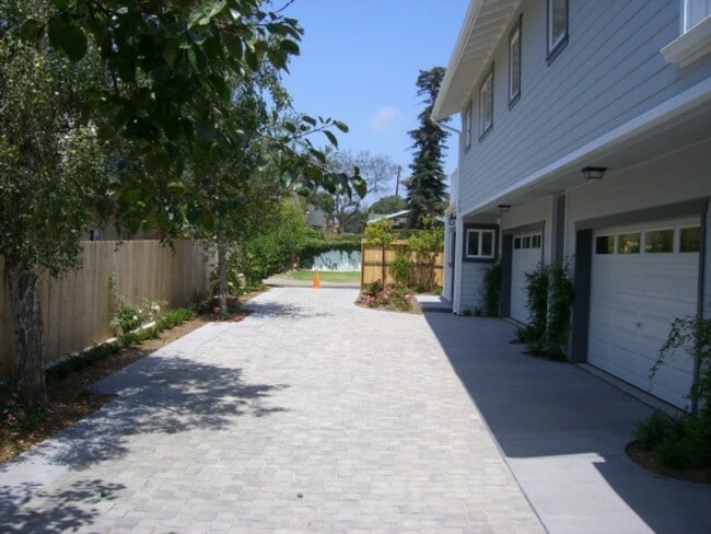 Building Photo - 318 W Pedregosa St