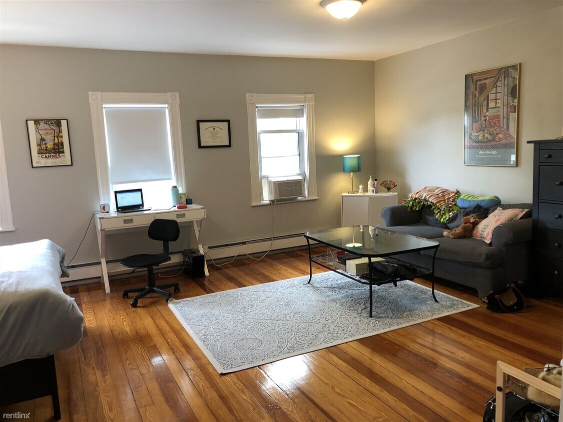 Primary Photo - 4 br, 1 bath Apartment - 353 Main Street 3