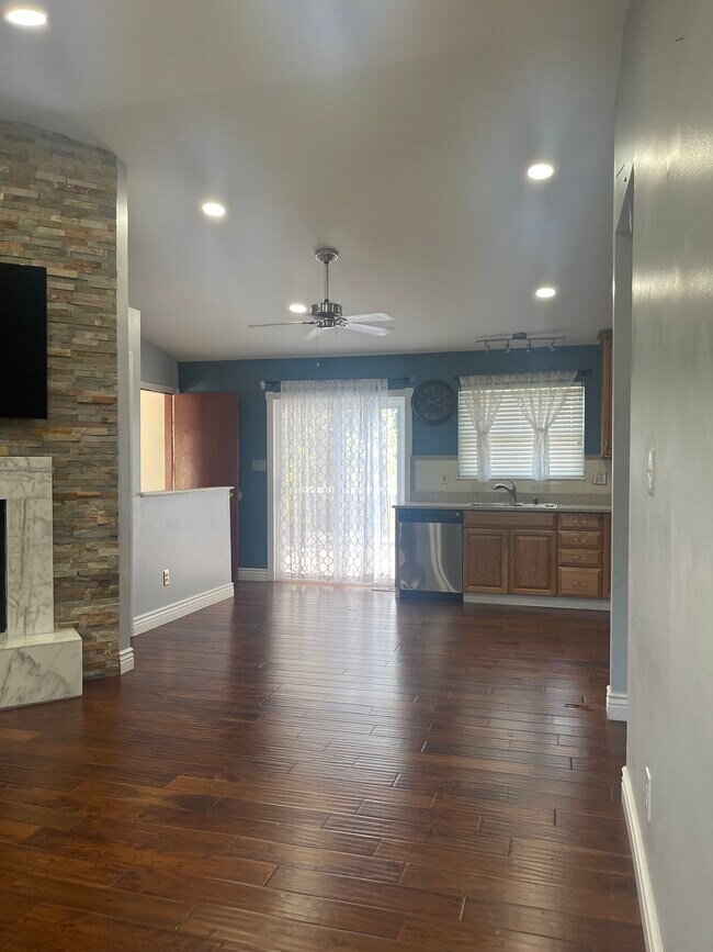Building Photo - 563 Summit Hills Dr