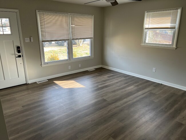 Building Photo - 524 Eastway Ave