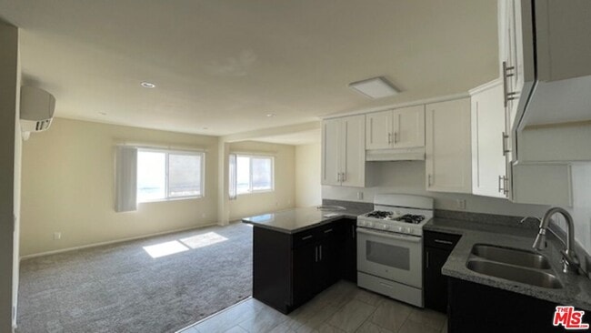 Building Photo - 545 S Manhattan Pl