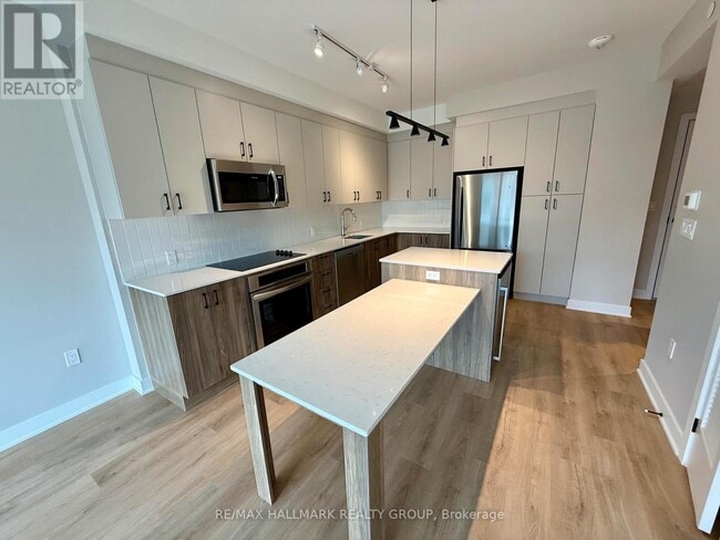 Building Photo - 275 Carling Ave