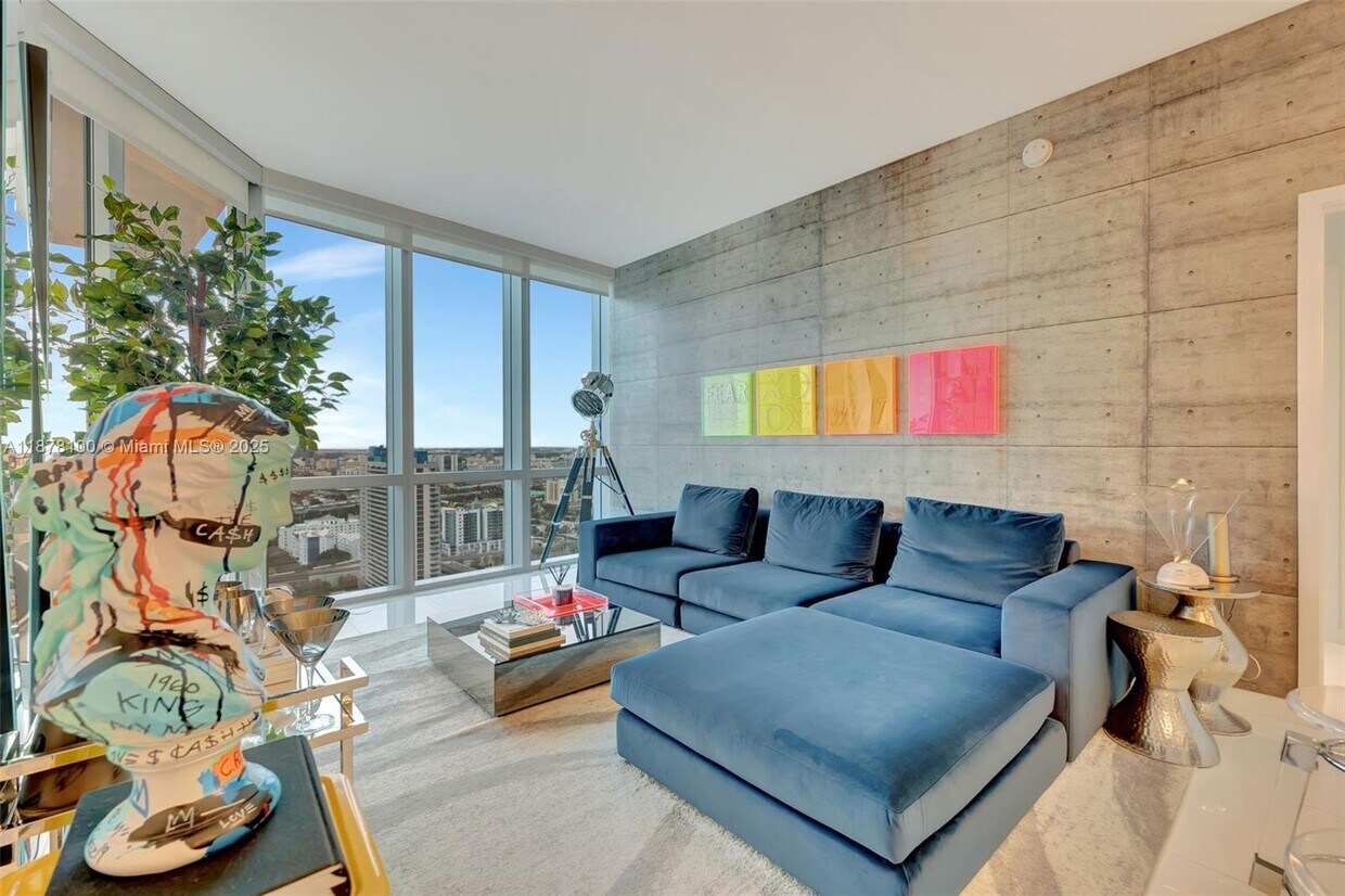 Foto principal - 851 NE 1st Ave