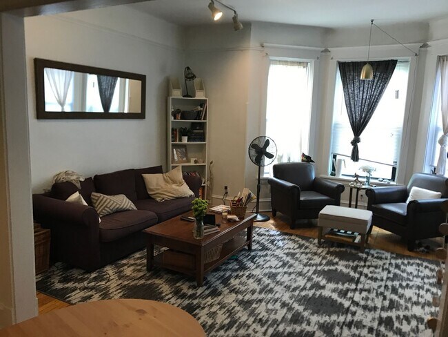 Foto del edificio - Very Spacious 2 BR/1 BA in Wrigleyville