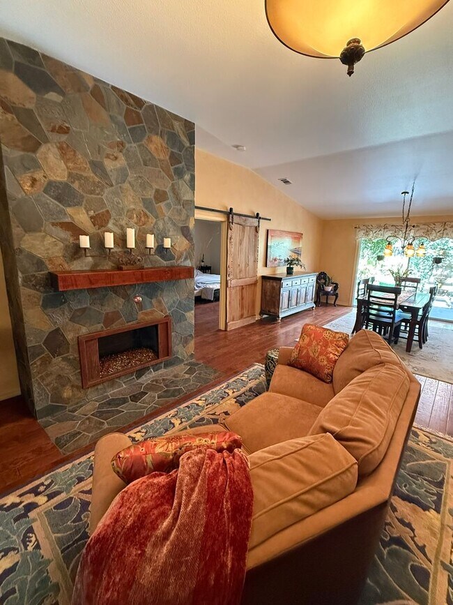 Foto del edificio - Gorgeous single story 3 bedroom home