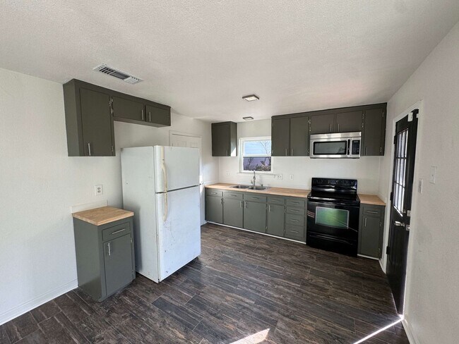 Foto del edificio - Spacious and recently remodeled 3 bedroom, 2 bathroom home located in a quiet neighborhood in Cop...