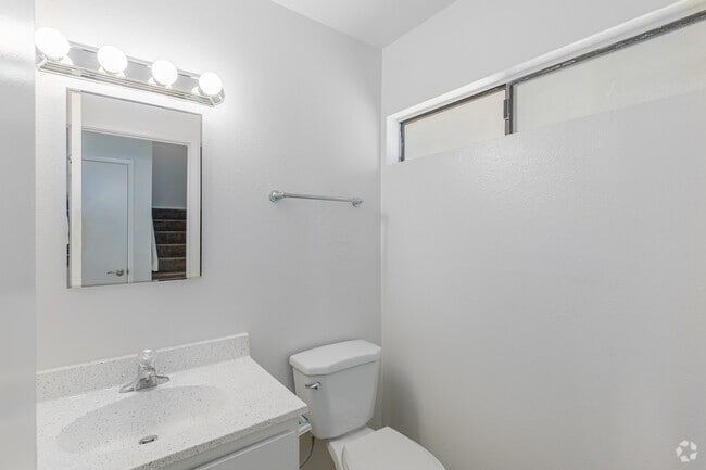 2BR, 1.5BA - 940SF - Bathroom - Canyon Park