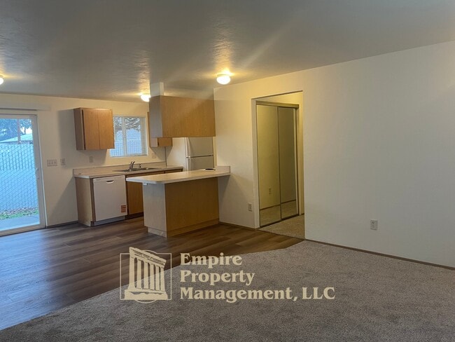 Building Photo - 355 Maple St