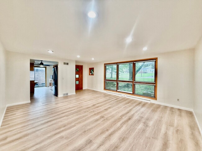 Foto del edificio - 1814 E Main St