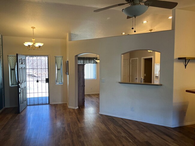 Building Photo - Charming Three Bedroom in Eagle Ridge, Pre...