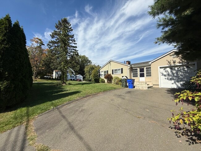 Building Photo - 6 Wells Farm Dr
