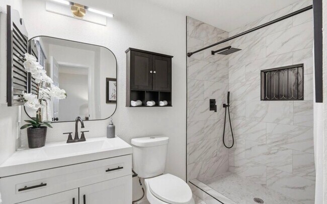 Building Photo - 4706 Esterbrook