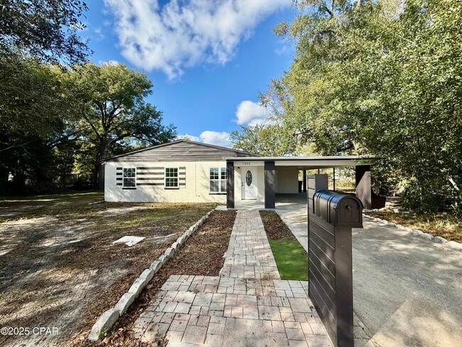 Building Photo - 1305 Flower Dr