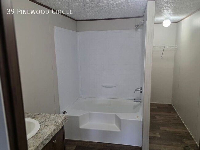 Foto del edificio - 39 Pinewood Cir