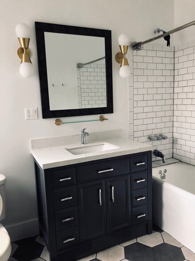 Building Photo - 1020 1/2 N Kingsley Dr.