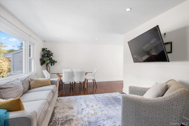 Foto del edificio - 8 Pine Hill Rd