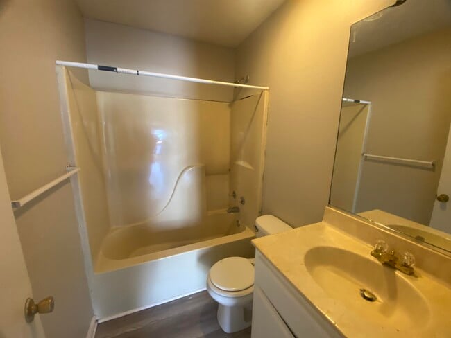 Building Photo - 453 Otis Dr