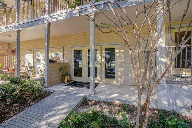 Porches en el frente - 518 Refugio St