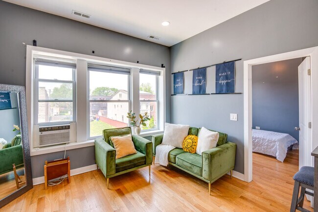 Foto del edificio - 4241 S Langley Ave