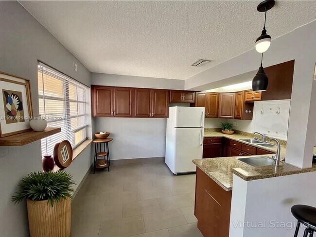 Foto del edificio - 1821 NE 56th St