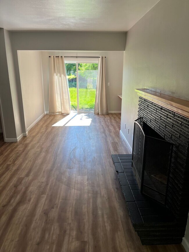 Foto del edificio - Newly remodeled 2 bedroom 1 bath duples