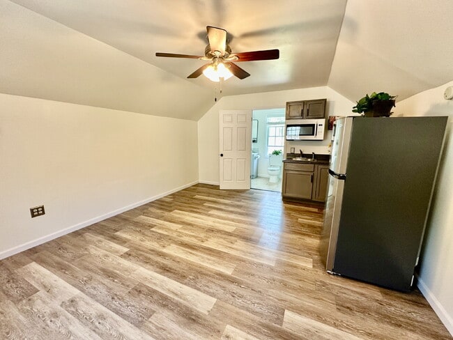 Building Photo - Cute Studio Garage Apartment in Westbury P...