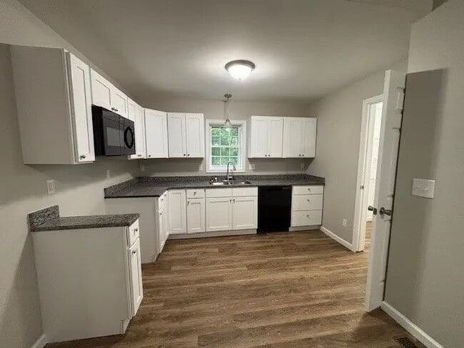 Building Photo - Charming 3-Bedroom Single-Family Home – Ne...