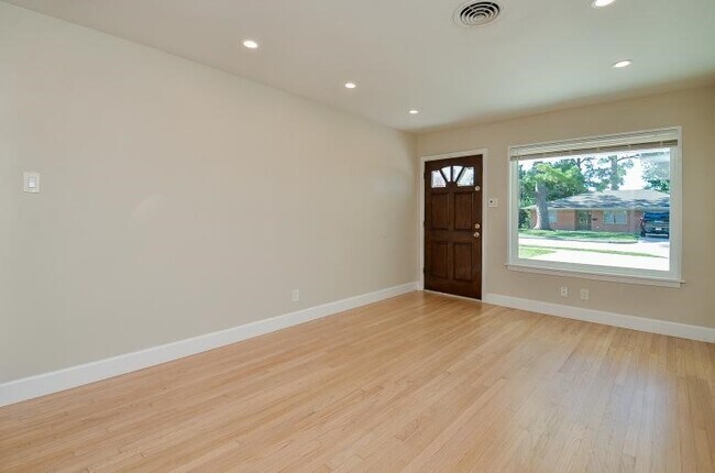Foto del edificio - 8330 Waterbury Dr