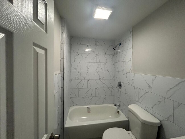 Building Photo - Bi level 5BR 2.5 bath (5BR PHA voucher Ok)