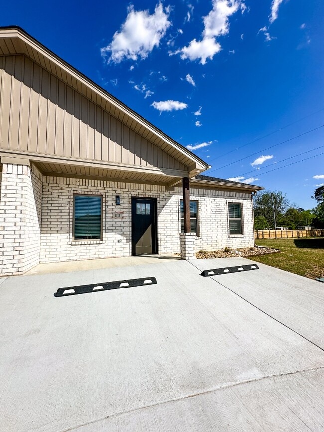 Building Photo - 1712 Rosemary Dr