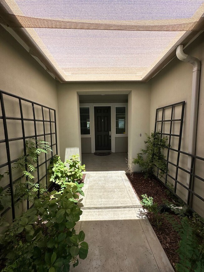 Building Photo - Beautiful House in gated community w/ Solar!