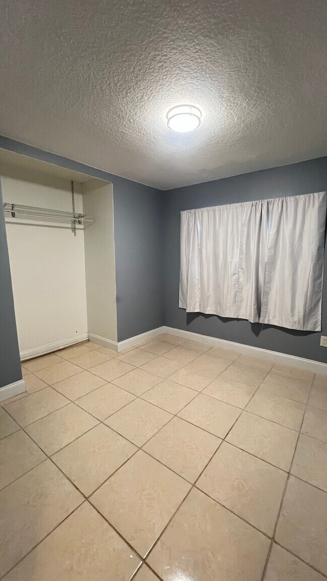 Dormitorio 1 - 3610 NW 1st Ct