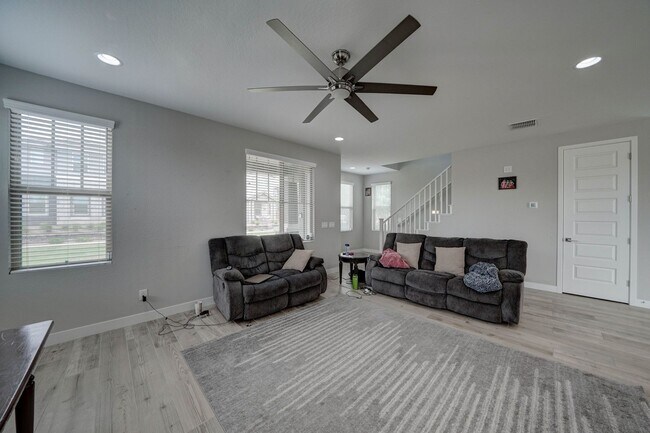 Foto del edificio - 3 Bedroom + 2.5 Bath + 2 Car Garage + Comm...