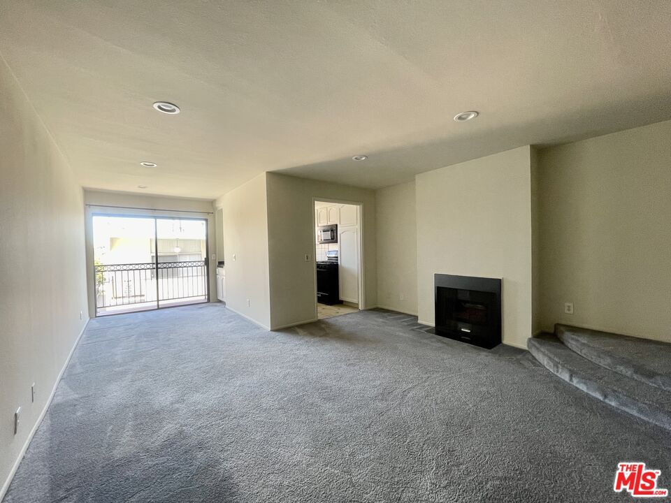 1338 N Sierra Bonita Ave Unit 204, West Hollywood, CA 90046 Room for