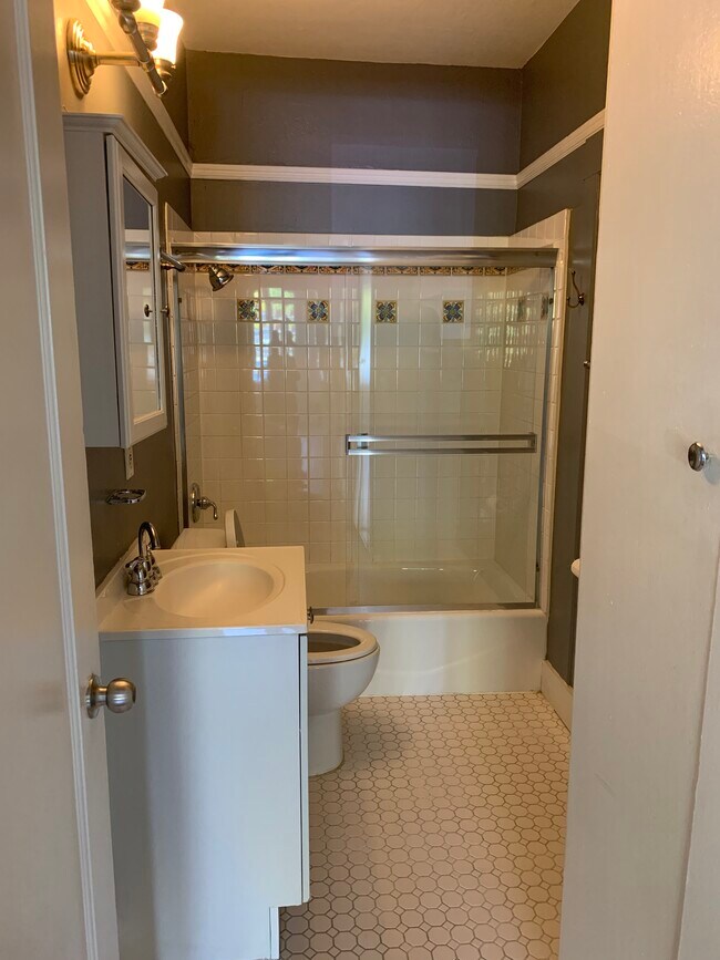 Full bathroom - 106 Union St