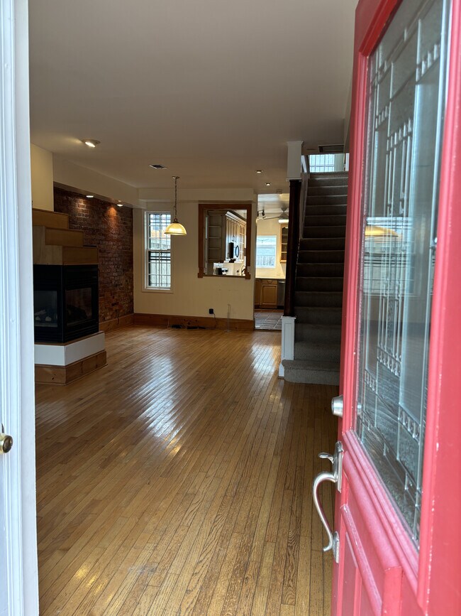 Entrada principal - 1022 G St NE
