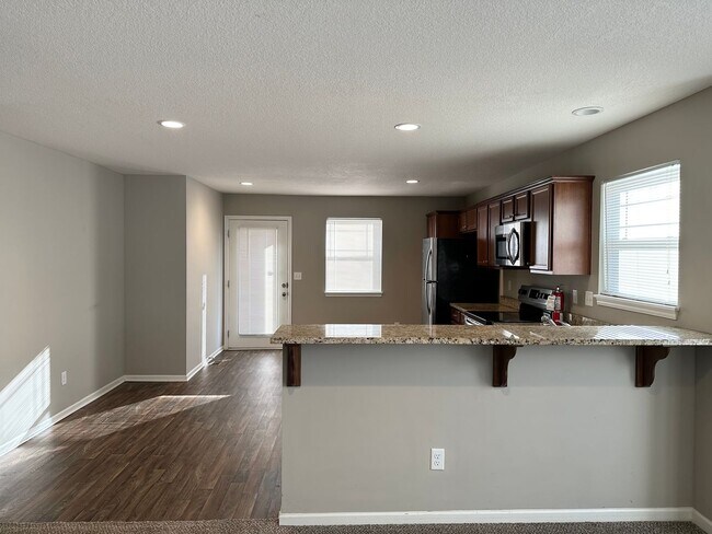 Foto del edificio - 3 Bed | 3 Bath | 2 Car Garage Attached Villa in Blue Springs