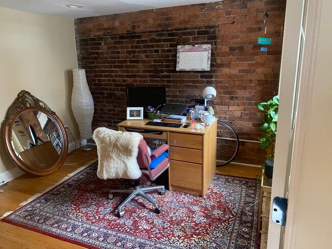 Building Photo - 28 Dove St