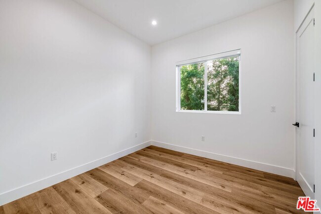 Foto del edificio - 5044 Laurel Canyon Blvd