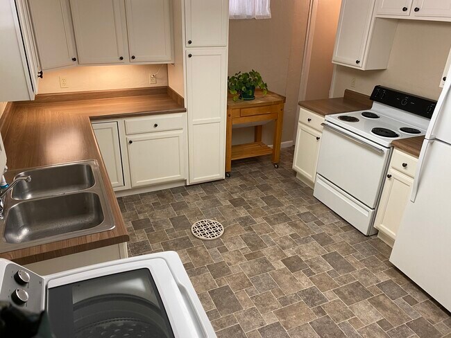 Full Kitchen - 1220 Colorado Ave