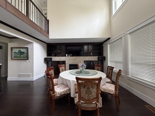 Building Photo - 16067-16014 14 Ave